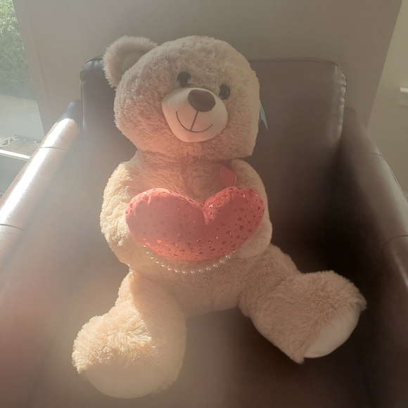 Big plush bear, new with heart in hand - Picture 12 of 15